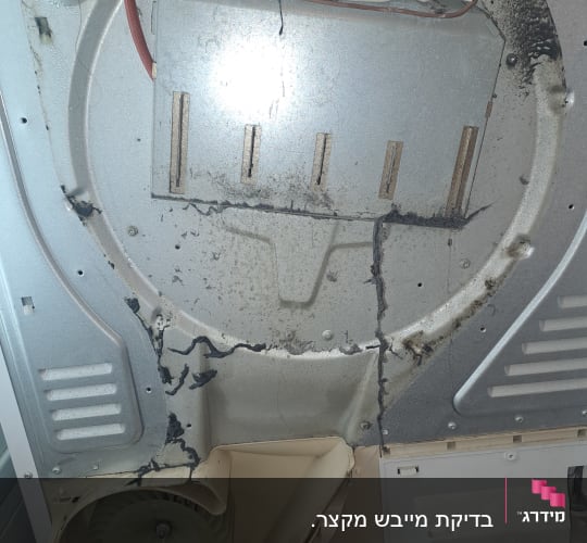 חלק פנימי של מכשיר חשמלי עם חוטים ונזקים